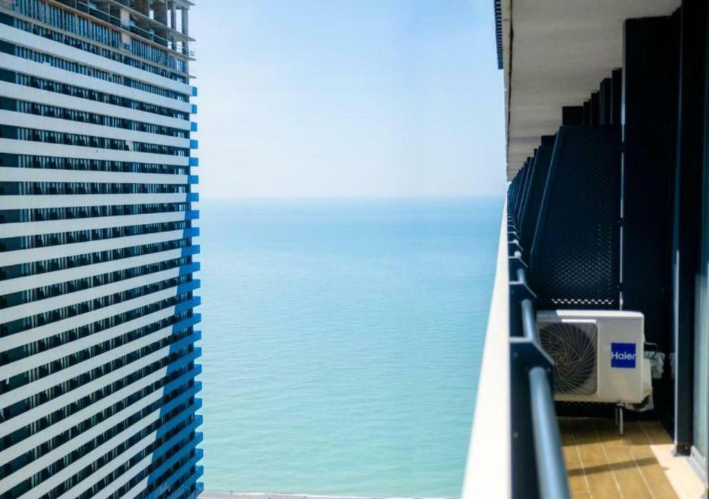 Orbi City Luxury Studio Harbour And Sea View 巴统 外观 照片